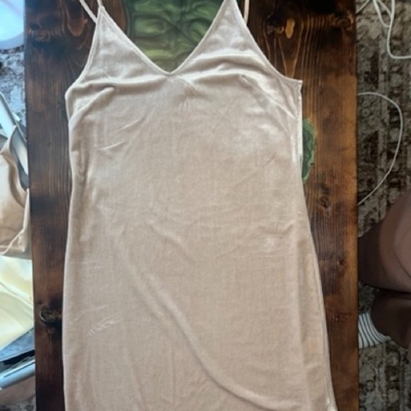 GENTLE FAWN CRUSHED VELVET DRESS - Picture 1 of 2